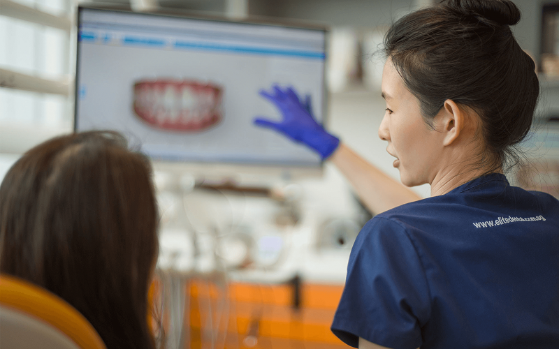 Elite Dental dentist explaining a digital scan to patient.